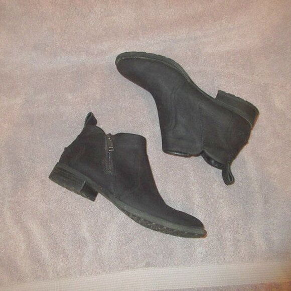UGG Aureo II Suede Ankle Boots Size 7 Waterproof Side Zip Comfort Heel Black - Picture 1 of 11